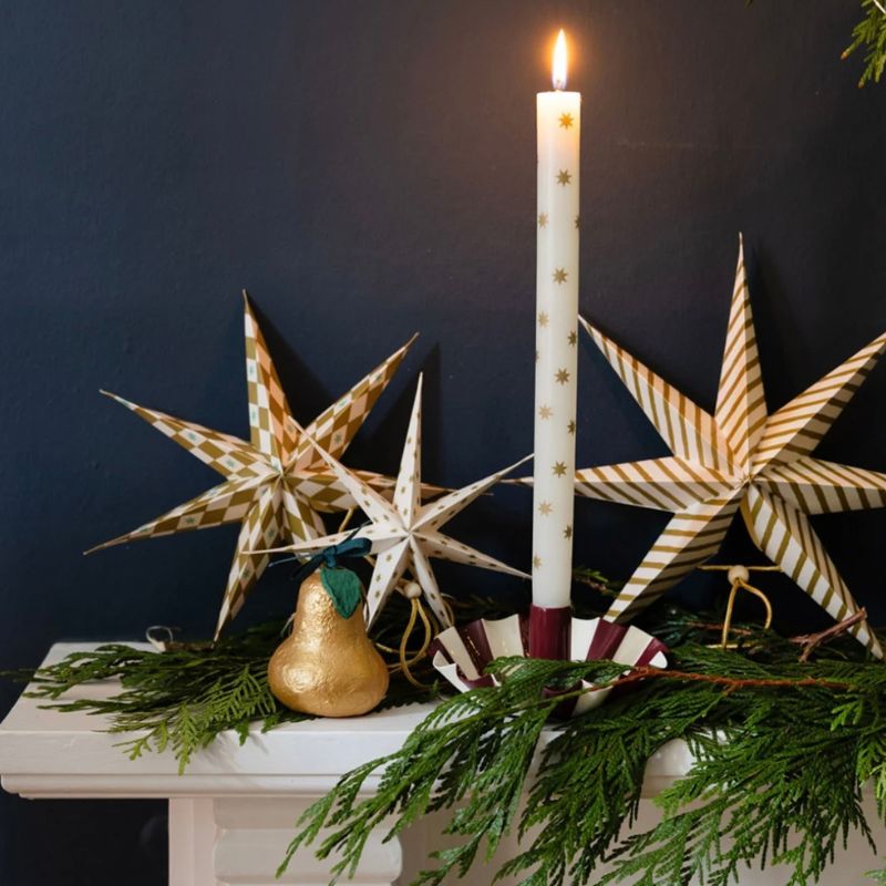 Vela com estrelas douradas
